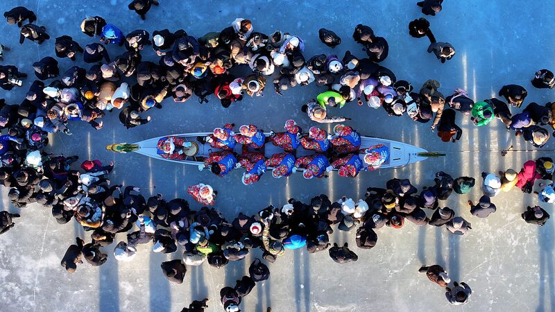 Harbin Debuts Dragon Boat Tug-of-War on Frozen Songhua River