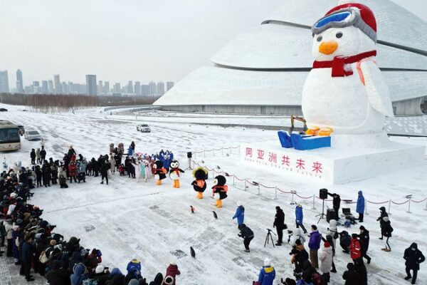 Harbin Unveils Giant ‘Truant Penguin’ Snow Sculpture as New Winter Attraction Harbin Unveils Giant 'Truant Penguin' Snow Sculpture as New Winter Attraction