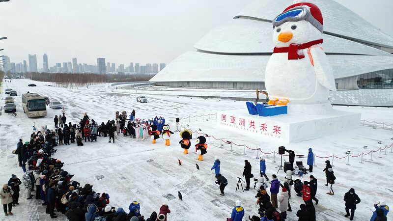 Harbin_Unveils_Giant_Truant_Penguin_Snow_Sculpture_as_New_Winter_Attraction - Khabar Asia Harbin Unveils Giant 'Truant Penguin' Snow Sculpture as New Winter Attraction