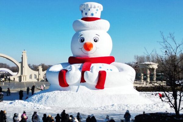 Harbin_s_20_Meter__Mr__Snowman__Debuts_at_Snow_Sculpture_Expo
