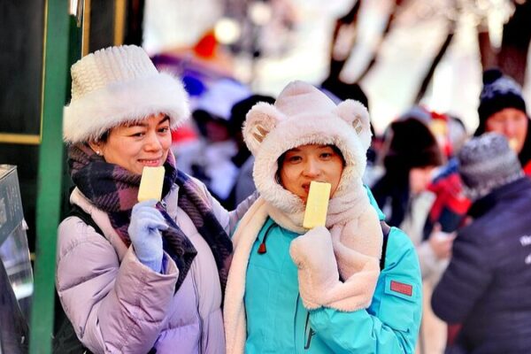 Harbin’s Icy Delight: Enjoying Popsicles on a Snowy Central Street Harbin_s_Icy_Delight__Enjoying_Popsicles_on_a_Snowy_Central_Street