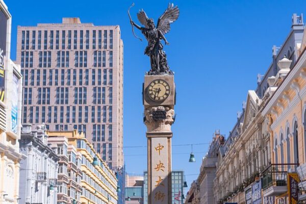 Harbin's Central Street Sees Tourism Boom Amid Social Media Frenzy video poster