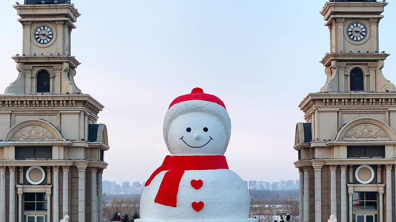 Harbins_Giant_Snowman_Draws_Visitors_to_Chinas_Winter_Wonderland - Khabar Asia Harbin's Giant Snowman Draws Visitors to China's Winter Wonderland