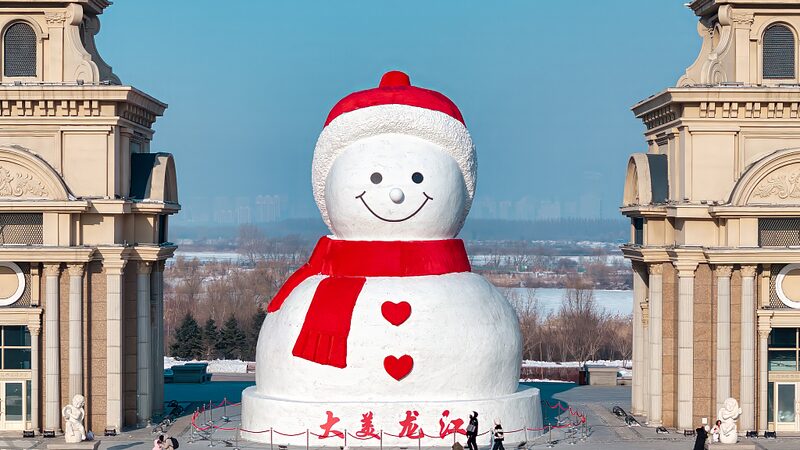Harbin's Giant Snowman Returns, Illuminating Winter Nights video poster