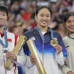 He_Bingjiao_Honors_Carolina_Marin_with_Spanish_Pin_at_Paris_Olympics