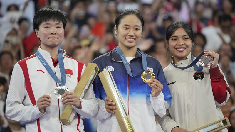 He_Bingjiao_Honors_Carolina_Marin_with_Spanish_Pin_at_Paris_Olympics - Khabar Asia He_Bingjiao_Honors_Carolina_Marin_with_Spanish_Pin_at_Paris_Olympics