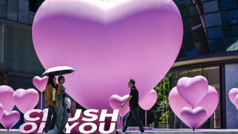 Heart-Shaped_Balloons_Adorn_Jinan_Ahead_of_May_20th_Love_Celebration - Khabar Asia Heart-Shaped Balloons Adorn Jinan Ahead of May 20th Love Celebration