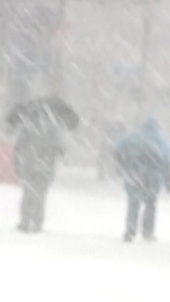 Heaviest_Snowfall_in_Decade_Hits_Central_U_S___Causing_Travel_Chaos video poster