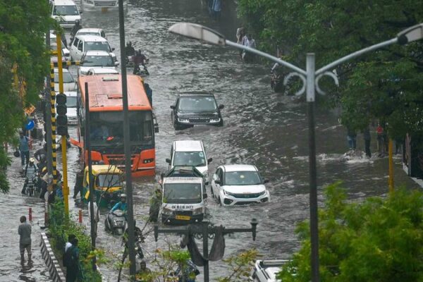 Heavy Rains Cause Severe Waterlogging in New Delhi, Disrupting Daily Life Heavy Rains Cause Severe Waterlogging in New Delhi, Disrupting Daily Life