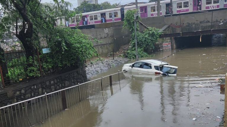 Heavy_Rains_Paralyze_Mumbai__Transport_Disrupted__Schools_Closed - Khabar Asia Heavy_Rains_Paralyze_Mumbai__Transport_Disrupted__Schools_Closed