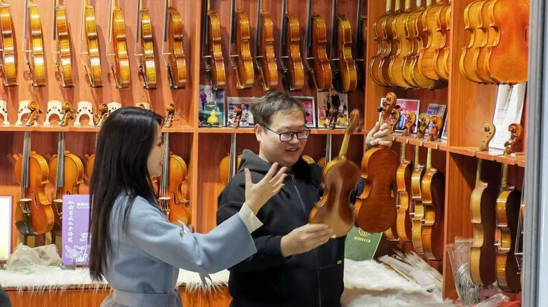 Huangqiao_s_Violin_Industry_Embraces_Digital_Transformation