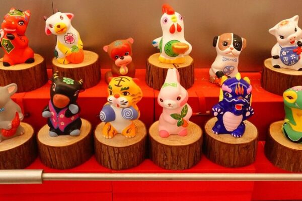 Huishan_Clay_Figurines__A_400_Year_Old_Tradition_Captivating_Tourists_in_Wuxi video poster