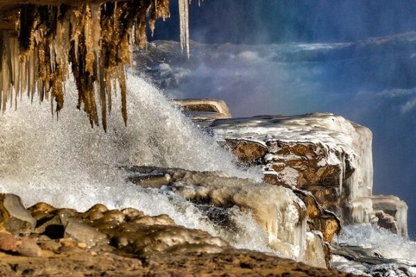 Ice and Roaring Waters Create Winter Spectacle at Hukou Waterfall Ice_and_Roaring_Waters_Create_Winter_Spectacle_at_Hukou_Waterfall