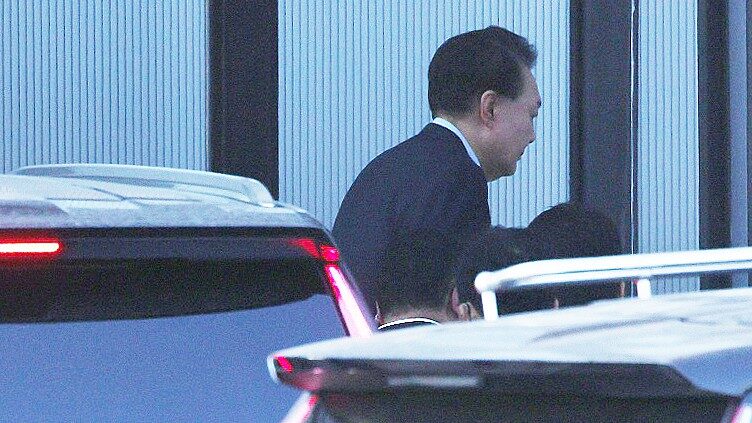 Impeached_President_Yoon_Suk_yeol_Arrested_After_Seoul_Standoff - Khabar Asia Impeached_President_Yoon_Suk_yeol_Arrested_After_Seoul_Standoff
