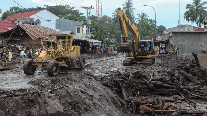 Indonesia_Floods_Claim_52_Lives_17_Still_Missing - Khabar Asia Indonesia Floods Claim 52 Lives; 17 Still Missing