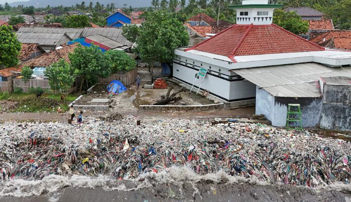 Indonesian_Fishing_Village_Struggles_with_Mounting_Plastic_Waste_Amid_Changing_Weather_Patterns - Khabar Asia Indonesian Fishing Village Struggles with Mounting Plastic Waste Amid Changing Weather Patterns