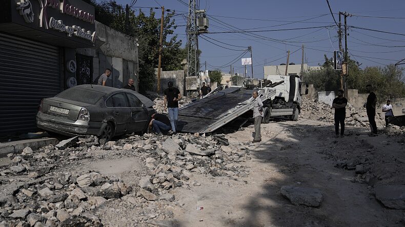 Israeli Ground Forces Enter Northern Gaza as Conflict Reaches Day 27 video poster