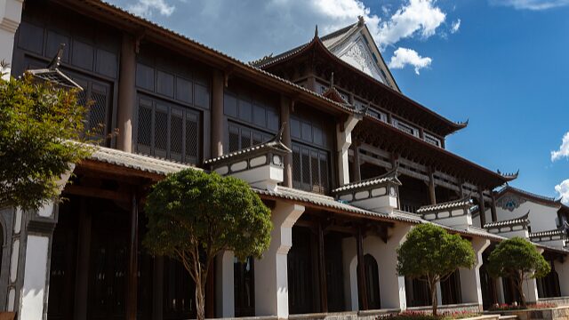 Jianchuan_Wood_Carving_Art_Town_A_Cultural_Gem_in_Chinas_Yunnan_Province_poster - Khabar Asia Jianchuan Wood Carving Art Town: A Cultural Gem in China's Yunnan Province video poster