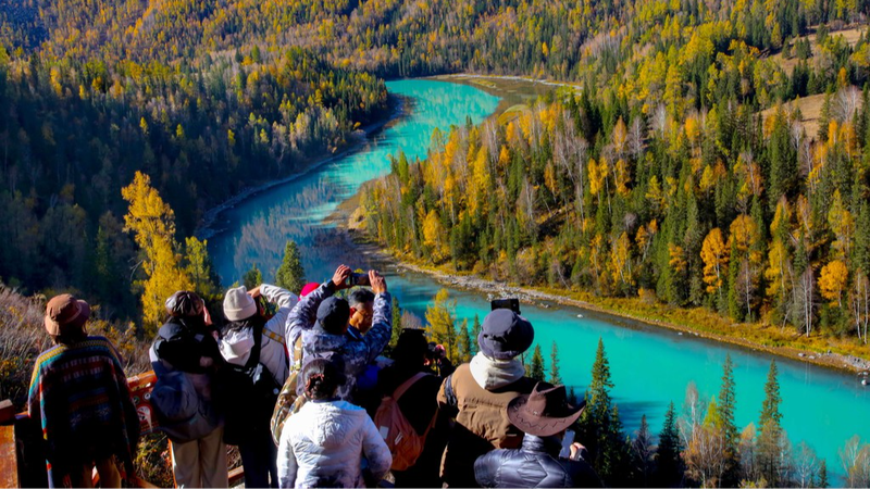 Kanas_Lake_s_Autumn_Beauty_Draws_Visitors_to_Altay__Xinjiang - Khabar Asia Kanas_Lake_s_Autumn_Beauty_Draws_Visitors_to_Altay__Xinjiang