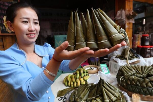 Kunming Markets Abuzz as Dragon Boat Festival Approaches