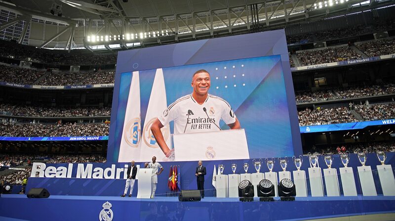 Kylian_Mbappe__Presented_to_Packed_Fans_in_Santiago_Bernabe_u_Stadium - Khabar Asia Kylian_Mbappe__Presented_to_Packed_Fans_in_Santiago_Bernabe_u_Stadium
