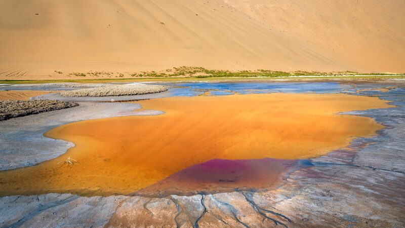 Lakes_Bring_Vibrant_Life_to_Inner_Mongolia_s_Badain_Jaran_Desert