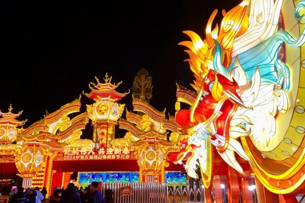 Lanterns_Illuminate_Tangshans_South_Lake_Park_in_Spectacular_Night_Fair - Khabar Asia Lanterns Illuminate Tangshan's South Lake Park in Spectacular Night Fair