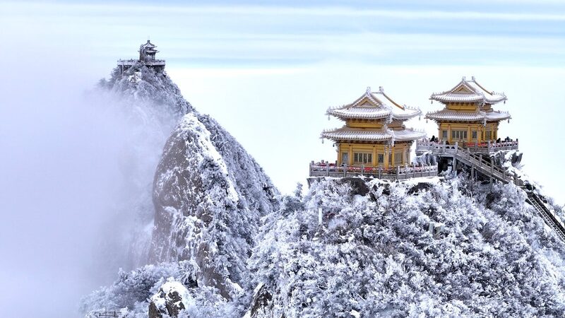 Laojun_Mountain_Transforms_into_Snowy_Fairyland_After_Light_Snowfall