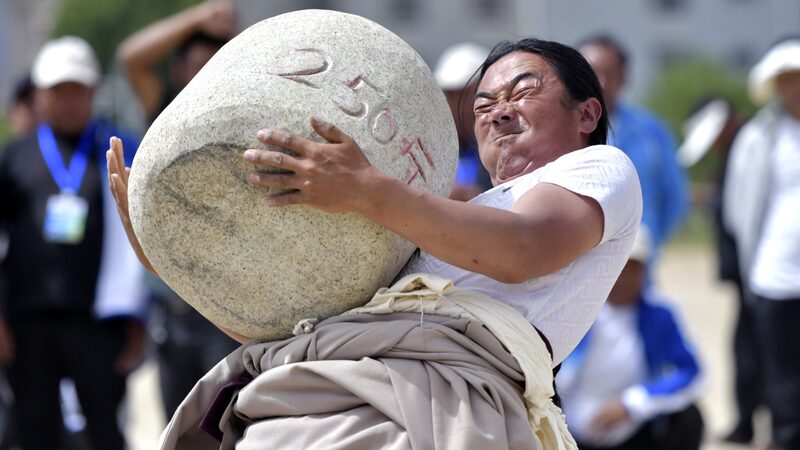Lhasa Celebrates Inaugural Farmers and Herdsmen Sports Games with Traditional Flair