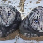 Lifelike_Rock_Paintings_Draw_Visitors_to_Xinjiang_Geological_Park