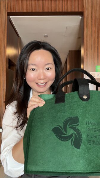 Lucy_Unveils_HIIFF_Media_Bag_Treasures_at_the_6th_Hainan_Island_Film_Festival