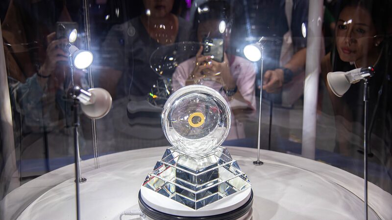 Lunar_Sample_from_China_s_Chang_e_5_Mission_Dazzles_Visitors_in_Bangkok - Khabar Asia Lunar_Sample_from_China_s_Chang_e_5_Mission_Dazzles_Visitors_in_Bangkok