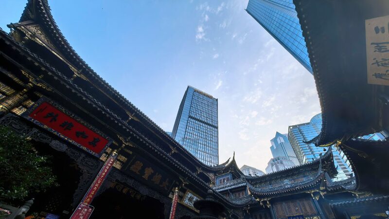Luohan_Temple__Chongqing_s_Ancient_Gem_Amidst_Modern_Skyscrapers - Khabar Asia Luohan_Temple__Chongqing_s_Ancient_Gem_Amidst_Modern_Skyscrapers
