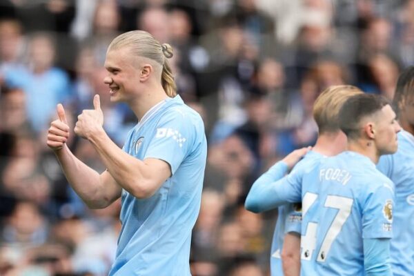 Manchester City and Arsenal Triumph to Keep Premier League Title Race Tight