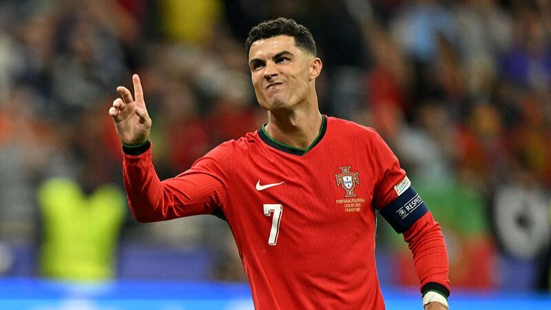Mbappe_Praises_Ronaldo_as_Footballing_Legend_Ahead_of_Euro_2024_Clash - Khabar Asia Mbappe Praises Ronaldo as 'Footballing Legend' Ahead of Euro 2024 Clash