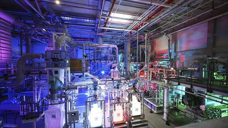 Mercedes_Benz_Unveils_Europe_s_First_Electric_Car_Battery_Recycling_Plant - Khabar Asia Mercedes_Benz_Unveils_Europe_s_First_Electric_Car_Battery_Recycling_Plant