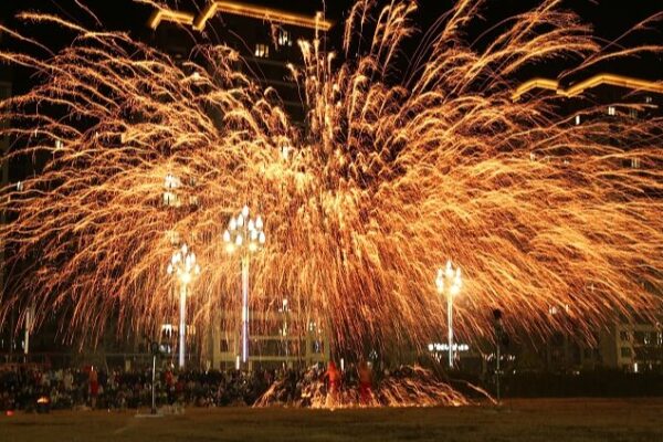 Molten Iron Fireworks Illuminate Sichuan’s Night Sky in Ancient ‘Datiehua’ Performance Molten Iron Fireworks Illuminate Sichuan's Night Sky in Ancient 'Datiehua' Performance