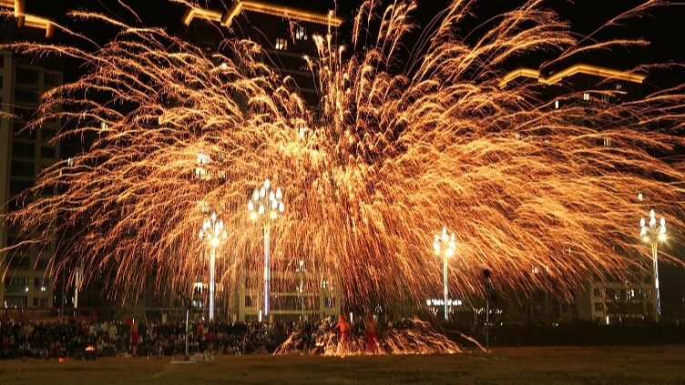 Molten_Iron_Fireworks_Illuminate_Sichuans_Night_Sky_in_Ancient_Datiehua_Performance - Khabar Asia Molten Iron Fireworks Illuminate Sichuan's Night Sky in Ancient 'Datiehua' Performance