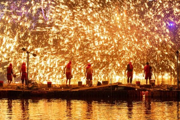 Molten Iron Sparks Dazzle Chongqing's Night Sky in Spectacular Display