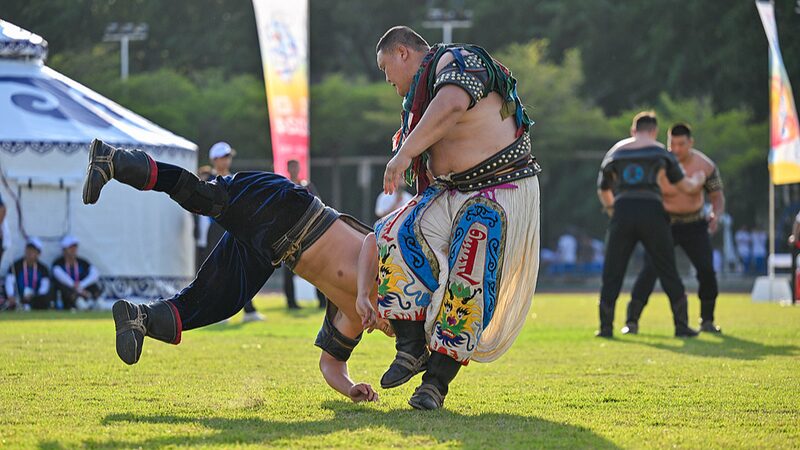 Mongolian_Wrestlers_Battle_for_Victory_at_China_s_Ethnic_Games