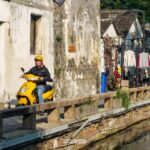 Morning_Scenes_in_Suzhou_s_Historic_Old_Quarter__A_Glimpse_into_Daily_Life