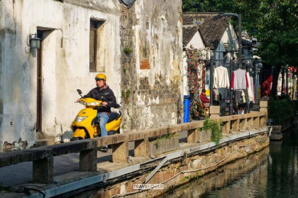 Morning Scenes in Suzhou’s Historic Old Quarter: A Glimpse into Daily Life Morning_Scenes_in_Suzhou_s_Historic_Old_Quarter__A_Glimpse_into_Daily_Life