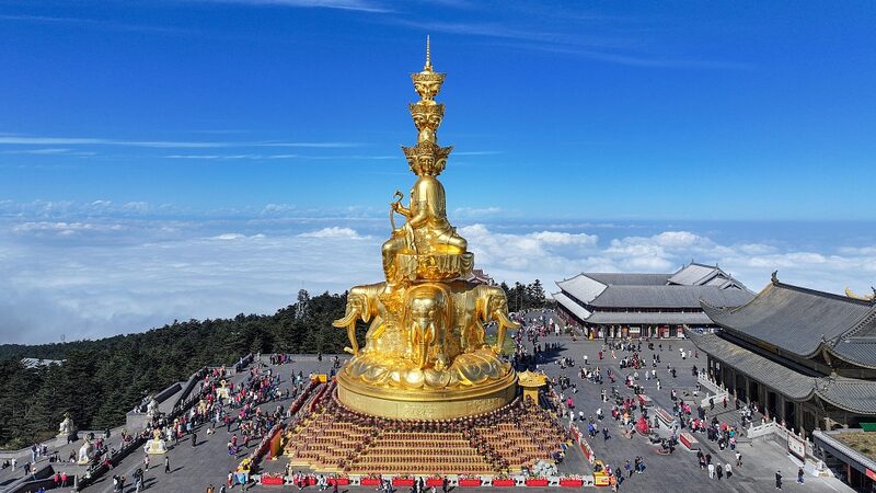 Mount_Emeis_Golden_Summit_Enveloped_in_Breathtaking_Sea_of_Clouds - Khabar Asia Mount Emei's Golden Summit Enveloped in Breathtaking Sea of Clouds