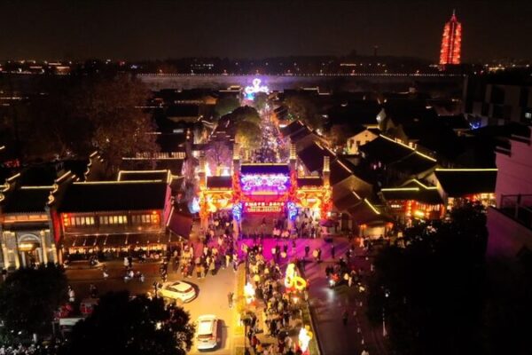 Nanjing_s_Lantern_Show_Welcomes_Year_of_the_Snake_with_Magnificent_Snake_Lantern video poster