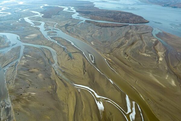 Nature’s Artwork: Winter Sunlight Reveals Patterns on the Yellow River in Shanxi Province Nature's Artwork: Winter Sunlight Reveals Patterns on the Yellow River in Shanxi Province