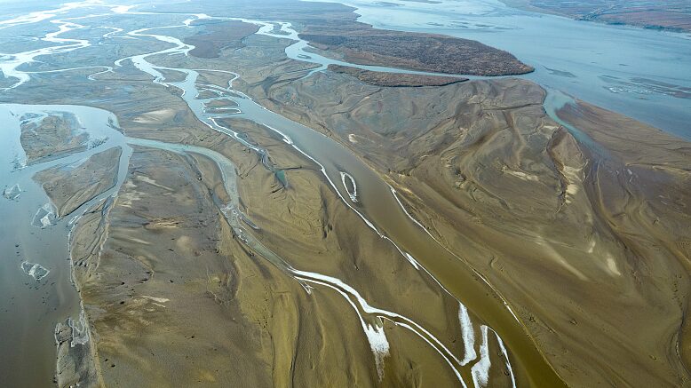 Natures_Artwork_Winter_Sunlight_Reveals_Patterns_on_the_Yellow_River_in_Shanxi_Province - Khabar Asia Nature's Artwork: Winter Sunlight Reveals Patterns on the Yellow River in Shanxi Province