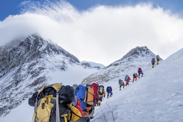 Nepal Army Launches Major Cleanup of Mount Qomolangma and Surrounding Peaks Nepal Army Launches Major Cleanup of Mount Qomolangma and Surrounding Peaks