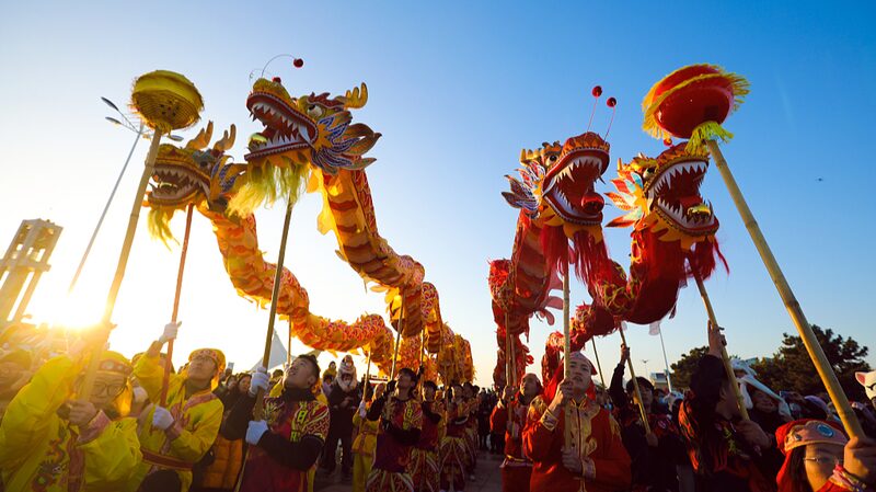 New Year Sunrise and Dragon Dance Light Up Rizhao's Wanpingkou Scenic Area