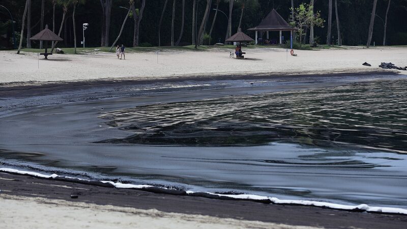 Oil_Spill_Forces_Closure_of_Singapores_Sentosa_Island_Beaches - Khabar Asia Oil Spill Forces Closure of Singapore's Sentosa Island Beaches