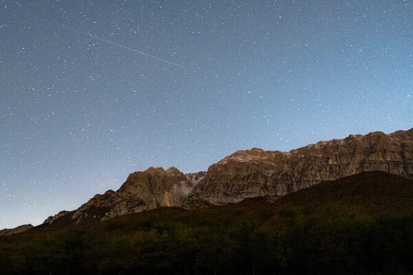 Orionid Meteor Shower Peaks: A Celestial Spectacle Across Asia’s Night Skies Orionid Meteor Shower Peaks: A Celestial Spectacle Across Asia's Night Skies video poster